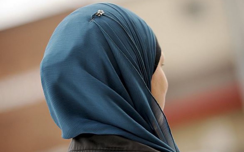 La Biélorussie: Interdiction du port du hijab sur les photos d’identité, critiquée par les musulmanes