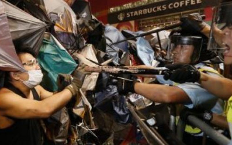 Hong Kong: Heurts entre policiers et manifestants