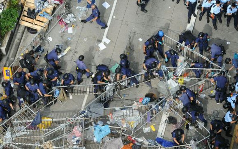 Hong Kong: Le mouvement pro-démocratie perd du terrain. Des centaines de personnes sont expulsées par la police