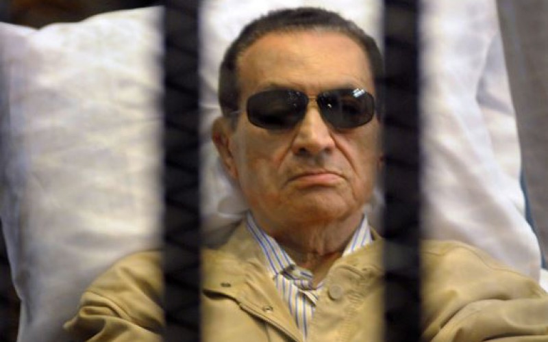 Moubarak acquitté des accusations de meurtre, colère dans des campus égyptiens