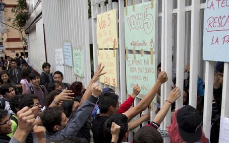 Mexique: une manifestation de solidarité aux étudiants disparus violemment réprimée