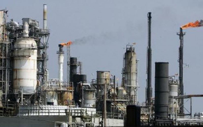 La grève continue; Les employés syndiqués de trois raffineries américaines réclament des conditions de travail plus sûres