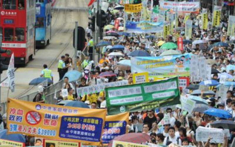 Manifestation pro-démocratie sous haute surveillance à Hong Kong