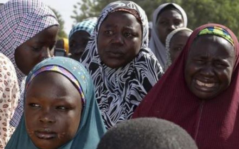 Un an après l’enlèvement de plus de 200 lycéennes, le Nigeria reste mobilisé (vidéo))