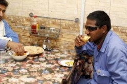Au Qatar, un restaurant tenu par des Indiens sert gratuitement les ouvriers étrangers