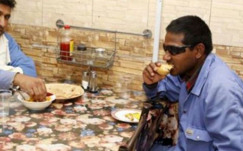 Au Qatar, un restaurant tenu par des Indiens sert gratuitement les ouvriers étrangers