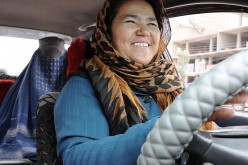 Sara Bahai, première femme taxi en Afghanistan