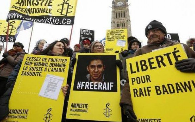 “Le roi Salmane a pris la tête d’une répression perpétuelle des détracteurs du gouvernement et des militants pacifiques”, dénonce Amnesty.