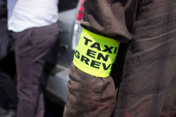 A Paris, les taxis en grève bloquent le périphérique ouest et Roissy