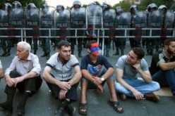 Arménie: dix mille manifestants contre la forte hausse du prix de l’électricité, la police menace d’intervenir