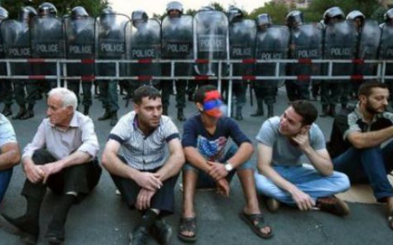 Arménie: dix mille manifestants contre la forte hausse du prix de l’électricité, la police menace d’intervenir