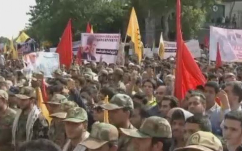 Des ‘‘martyrs’‘ de la guerre Iran-Irak enterrés à Téhéran en présence d’une foule immense