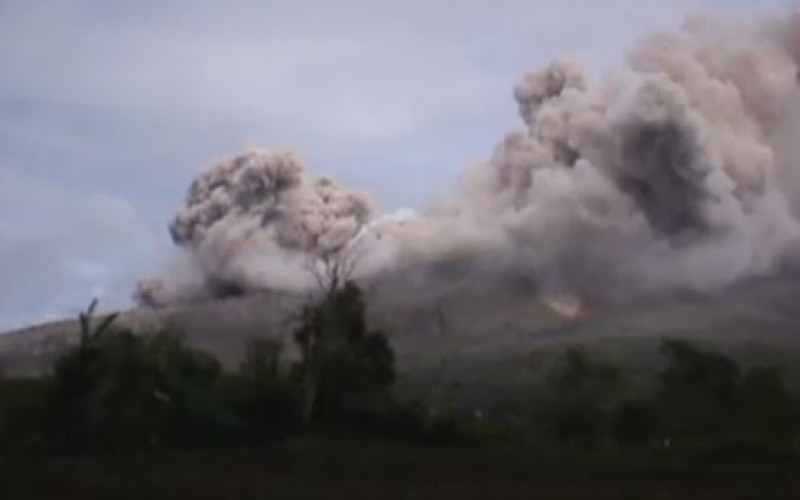 Indonésie : nouvelle éruption volcanique du Sinabung, des milliers de personnes évacuées (vidéo)