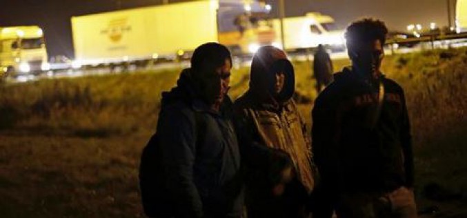 Plus de 2 000 migrants ont tenté d’envahir le site du tunnel sous la Manche, une tentative risquée