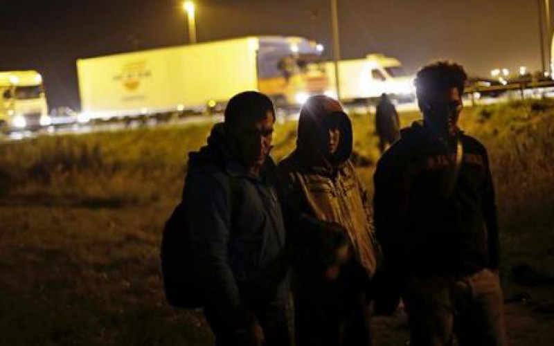Plus de 2 000 migrants ont tenté d’envahir le site du tunnel sous la Manche, une tentative risquée