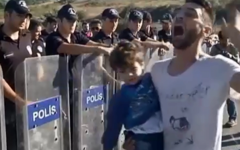 A Edirne (Turquie), deux mille réfugiés, surtout syriens, attendent de pouvoir passer en Grèce – vidéo