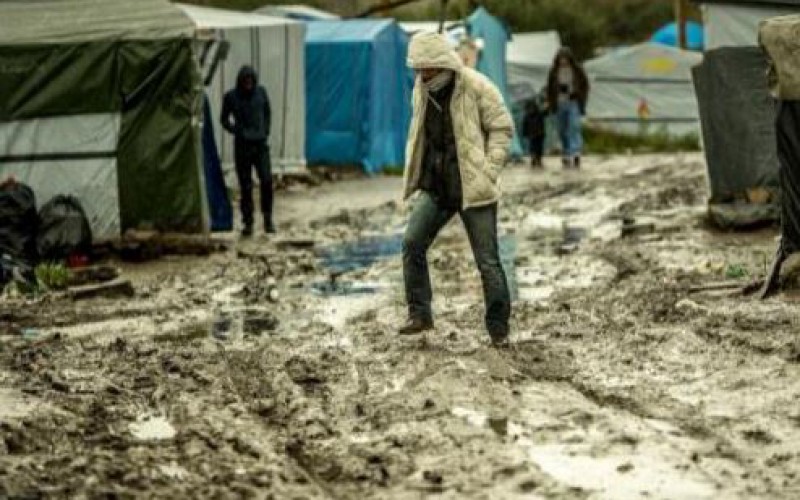 Douches trop rares, toilettes débordées… Les conditions de vie toujours plus dégradées dans la “jungle” de Calais
