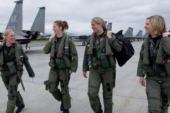 L’armée américaine décide d’intégrer les femmes dans toutes ses unités de combat… malgré les études qui montrent que la mixité nuit à l’efficacité : quel prix sommes-nous prêts à payer pour la lutte anti-discrimination ?