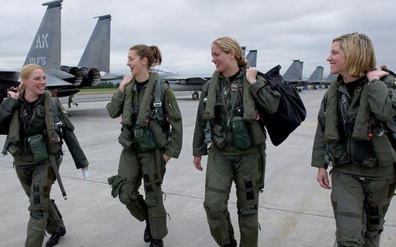 L’armée américaine décide d’intégrer les femmes dans toutes ses unités de combat… malgré les études qui montrent que la mixité nuit à l’efficacité : quel prix sommes-nous prêts à payer pour la lutte anti-discrimination ?