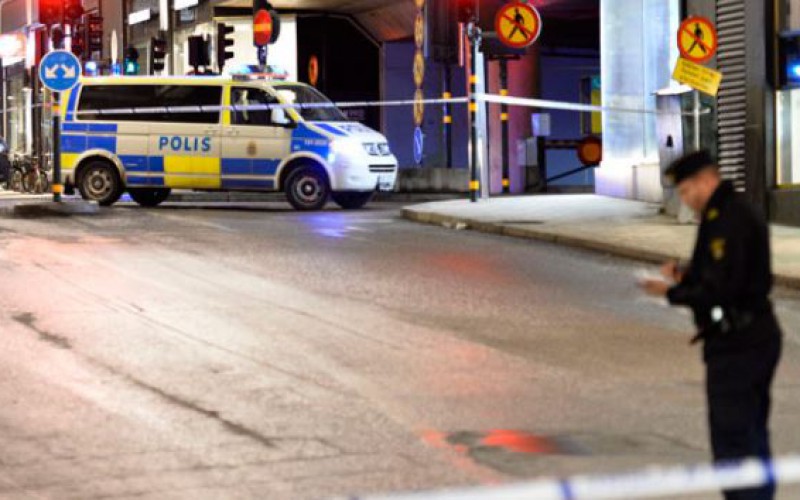 Suède : des dizaines d’hommes masqués attaquent des migrants à Stockholm