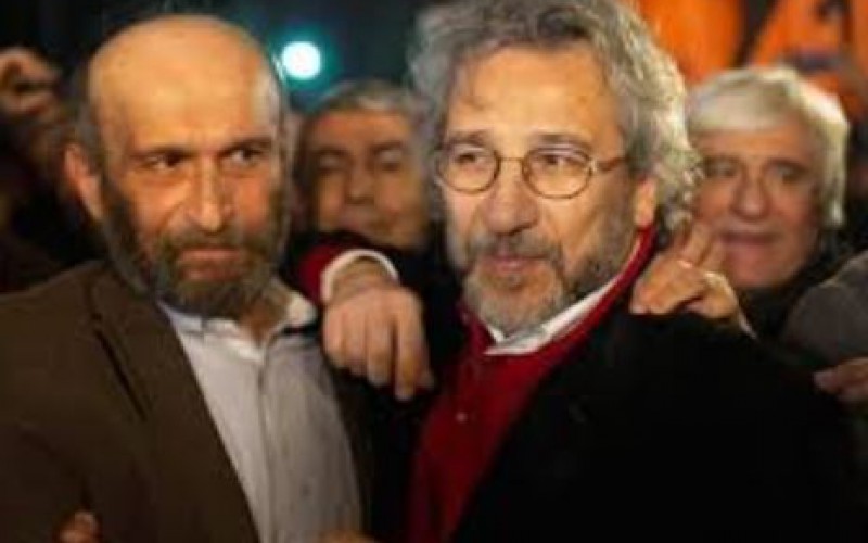 Turquie : libération de deux jouranlistes d’opposition qui ont révélé une livraison d’armes d’Ankara à des rebelles en Syrie