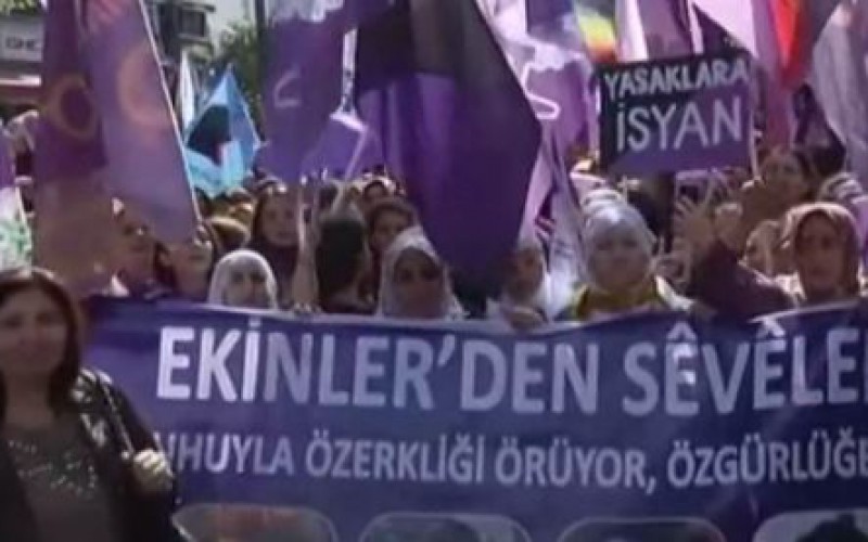 Turquie: la journée internationale des droits des femmes, La police disperse plusieurs centaines de manifestantes