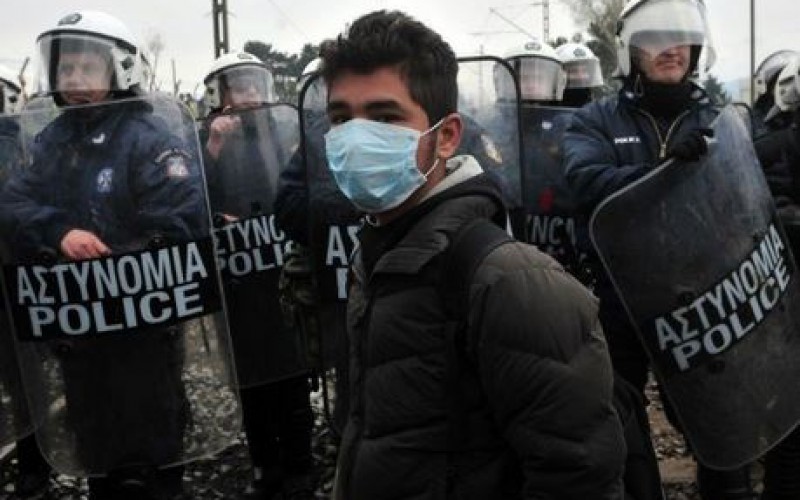 Grèce : la police macédonienne tire des gaz lacrymogènes contre des migrants à Idomeni