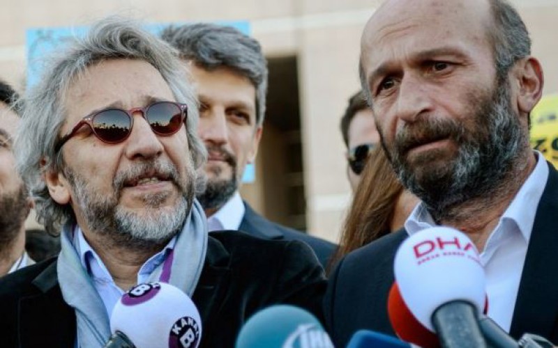 Turquie : prison ferme pour deux journalistes d’oppositions qui ont révélé la livraison des armes par le régime du président Erdogan à des groupes djihadistes en Syrie