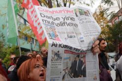 La Turquie: rassemblement en soutien au journal d’opposition turc Cumhuriyet
