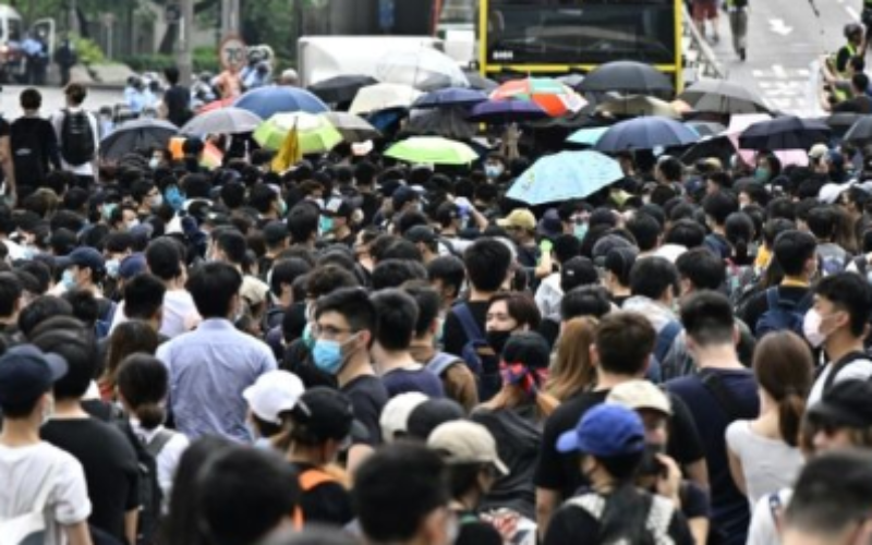 Hong Kong : Les manifestants provoquent le report de l’examen d’un projet de loi controversé