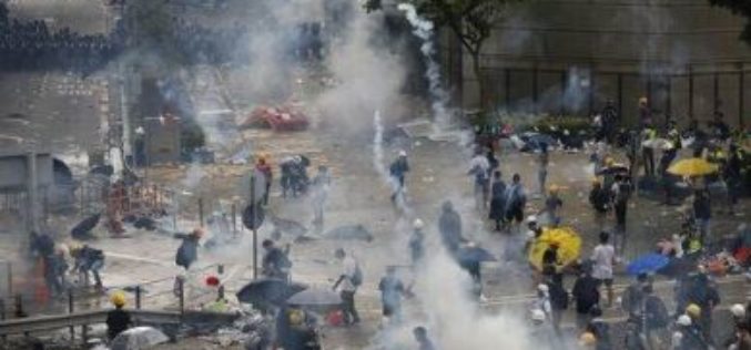“Les violences policières continuent d’augmenter à Hong Kong et c’est la faute du Royaume-Uni qui a vendu pour presque 10 millions d’euros d’armes aux autorités hongkongaises depuis 2015 encourageant la répression contre les manifestants!”