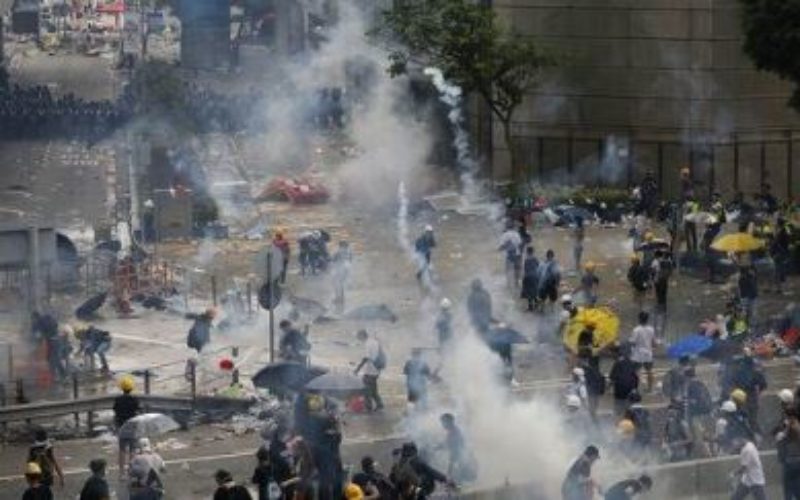 “Les violences policières continuent d’augmenter à Hong Kong et c’est la faute du Royaume-Uni qui a vendu pour presque 10 millions d’euros d’armes aux autorités hongkongaises depuis 2015 encourageant la répression contre les manifestants!”