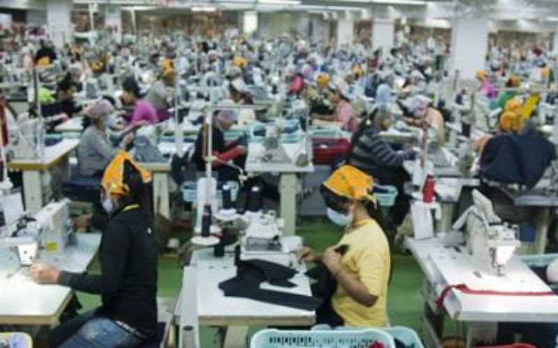 « Bâtir un avenir plus équitable: les droits des femmes au travail et en milieu de travail au cœur de la reprise post-COVID » (étude de l’OIT)