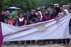 Indonésie: les habitants affluent pour aider les migrants (vidéo)