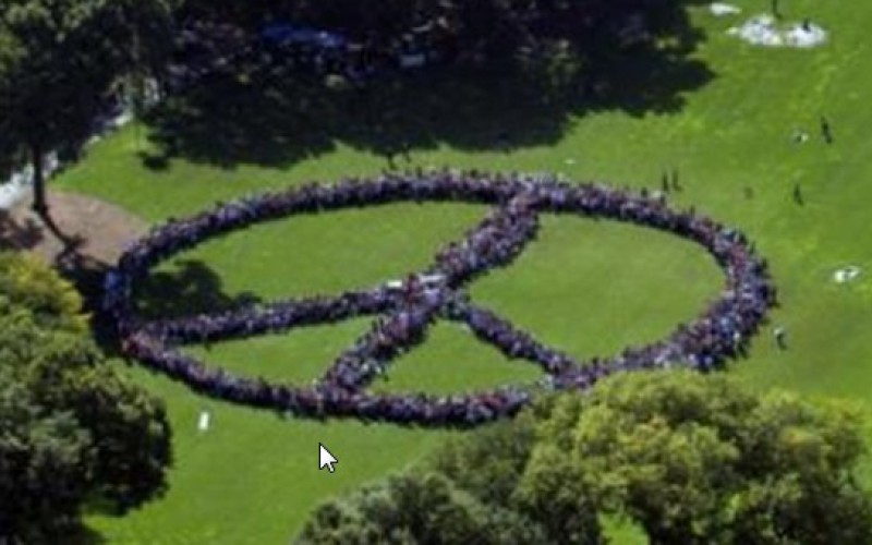 Une chaîne humaine forme un signe de paix géant dans Central Park en hommage à John Lennon