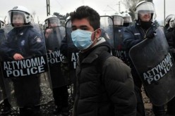 Grèce : la police macédonienne tire des gaz lacrymogènes contre des migrants à Idomeni